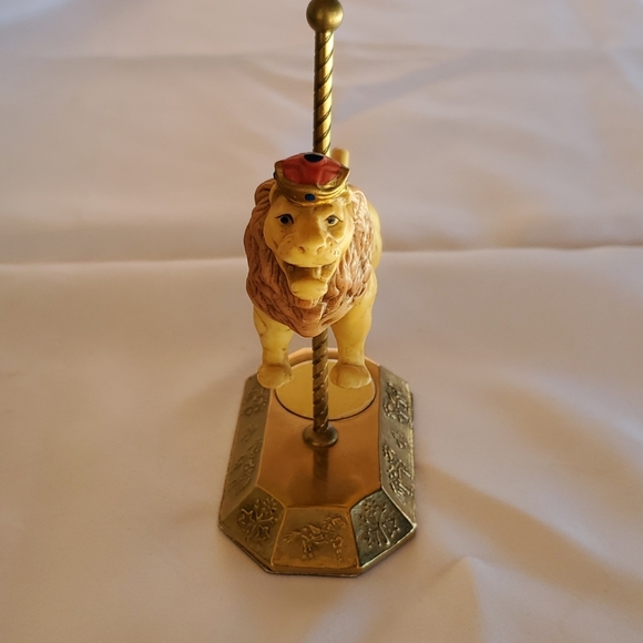 Lion Westminster Carousel Collection - Picture 3 of 9